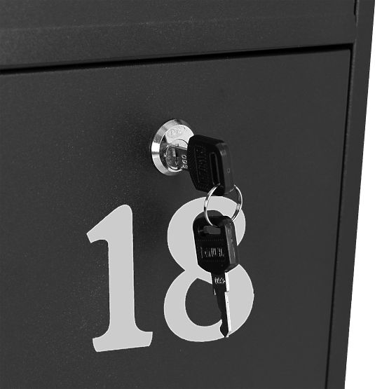 Gustav fekete postaláda feliratokkal