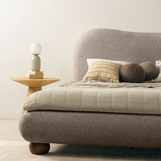 Kárpitozott Bowee ágy 160x200 cm, rácsos, szürke, gömb lábakkal