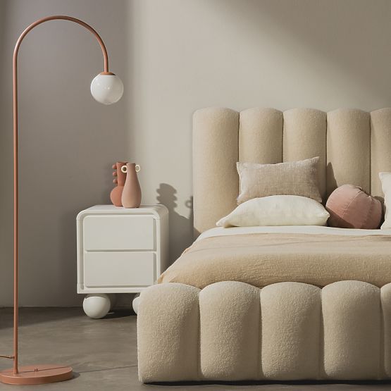 Lauria éjjeliszekrény fehér, lekerekített, golyólábakkal