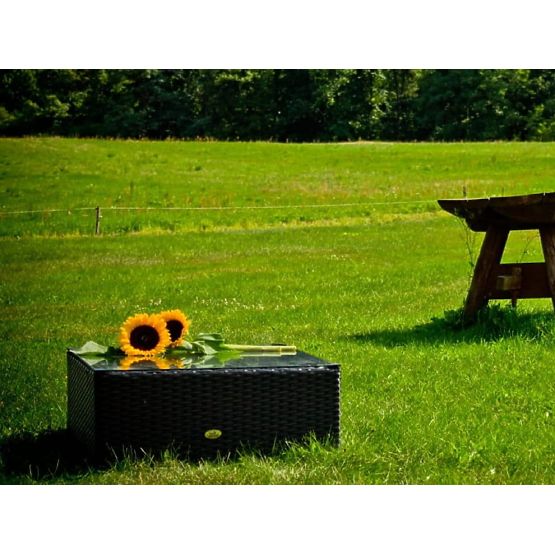 Négyzet alakú asztal fekete technorattanból