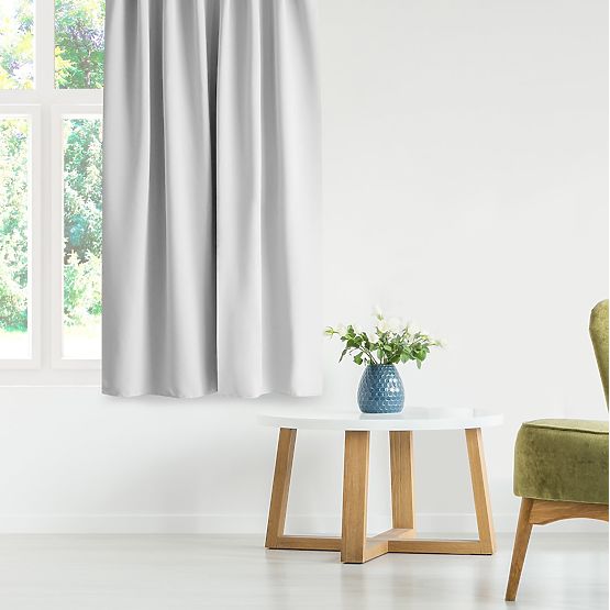 RESTILO BLACKOUT függöny fehér szín, rögzítő sáv, klasszikus stílus, ezüst karikák, anyag bl