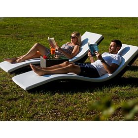 SUCCESSO szürke technorattan napozóágy szett asztallal